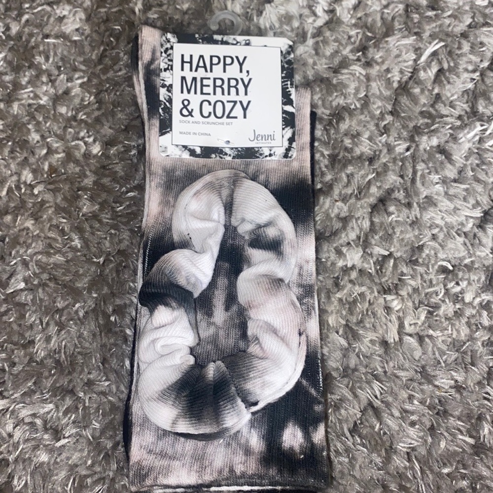 NEW NEW!!! Jenni 2 pack of socks with scrunchie set